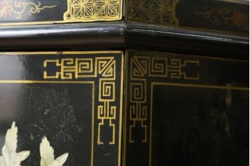 アジアンビンテージ　シノワズリ様式　照明付き　細部までこだわりの装飾が施された六角形のキュリオケース(飾り棚、陳列棚、収納棚、戸棚、ガラスケース、ショーケース、コレクションケース、キャビネット、ヴィンテージ、店舗什器)(R-079552)