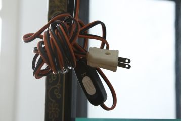 アジアンビンテージ　シノワズリ様式　照明付き　細部までこだわりの装飾が施された六角形のキュリオケース(飾り棚、陳列棚、収納棚、戸棚、ガラスケース、ショーケース、コレクションケース、キャビネット、ヴィンテージ、店舗什器)(R-079552)