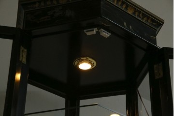 アジアンビンテージ　シノワズリ様式　照明付き　細部までこだわりの装飾が施された六角形のキュリオケース　(R-079552)