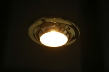 アジアンビンテージ　シノワズリ様式　照明付き　細部までこだわりの装飾が施された六角形のキュリオケース　(R-079552)