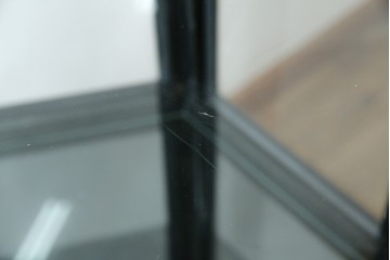 アジアンビンテージ　シノワズリ様式　照明付き　細部までこだわりの装飾が施された六角形のキュリオケース　(R-079552)