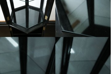 アジアンビンテージ　シノワズリ様式　照明付き　細部までこだわりの装飾が施された六角形のキュリオケース　(R-079552)