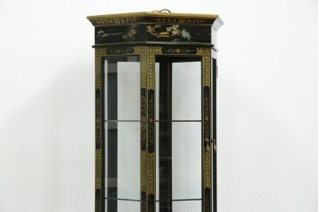 アジアンビンテージ　シノワズリ様式　照明付き　細部までこだわりの装飾が施された六角形のキュリオケース　(R-079552)