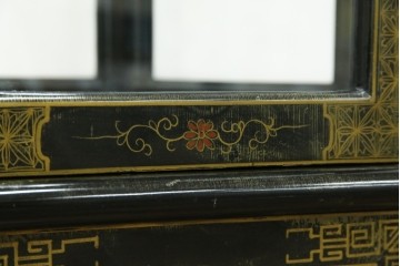 アジアンビンテージ　シノワズリ様式　照明付き　細部までこだわりの装飾が施された六角形のキュリオケース　(R-079552)