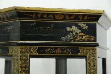 アジアンビンテージ　シノワズリ様式　照明付き　細部までこだわりの装飾が施された六角形のキュリオケース　(R-079552)