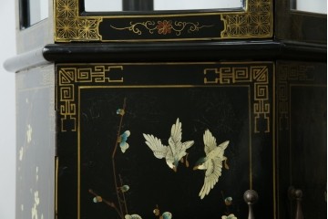 アジアンビンテージ　シノワズリ様式　照明付き　細部までこだわりの装飾が施された六角形のキュリオケース　(R-079552)