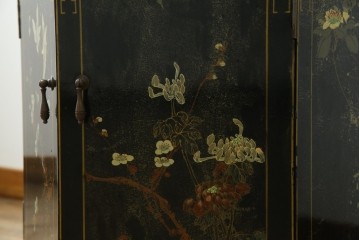 アジアンビンテージ　シノワズリ様式　照明付き　細部までこだわりの装飾が施された六角形のキュリオケース　(R-079552)