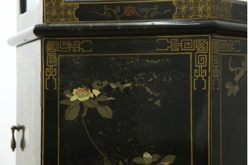 アジアンビンテージ　シノワズリ様式　照明付き　細部までこだわりの装飾が施された六角形のキュリオケース　(R-079552)