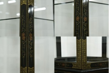 アジアンビンテージ　シノワズリ様式　照明付き　細部までこだわりの装飾が施された六角形のキュリオケース　(R-079552)