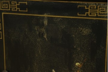 アジアンビンテージ　シノワズリ様式　照明付き　細部までこだわりの装飾が施された六角形のキュリオケース　(R-079552)