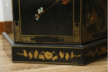 アジアンビンテージ　シノワズリ様式　照明付き　細部までこだわりの装飾が施された六角形のキュリオケース　(R-079552)