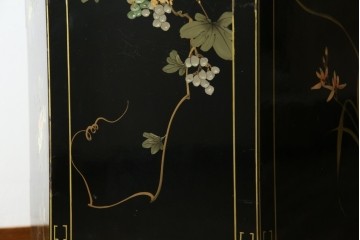 アジアンビンテージ　シノワズリ様式　照明付き　細部までこだわりの装飾が施された六角形のキュリオケース　(R-079552)