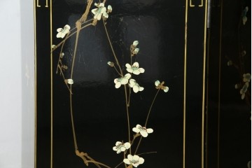 アジアンビンテージ　シノワズリ様式　照明付き　細部までこだわりの装飾が施された六角形のキュリオケース　(R-079552)