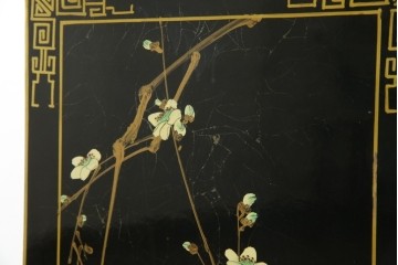 アジアンビンテージ　シノワズリ様式　照明付き　細部までこだわりの装飾が施された六角形のキュリオケース　(R-079552)