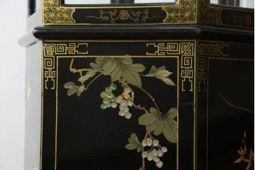 アジアンビンテージ　シノワズリ様式　照明付き　細部までこだわりの装飾が施された六角形のキュリオケース　(R-079552)