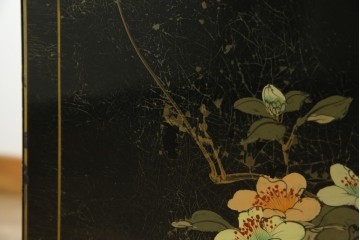 アジアンビンテージ　シノワズリ様式　照明付き　細部までこだわりの装飾が施された六角形のキュリオケース　(R-079552)