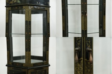 アジアンビンテージ　シノワズリ様式　照明付き　細部までこだわりの装飾が施された六角形のキュリオケース　(R-079552)