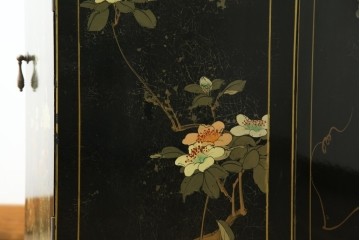 アジアンビンテージ　シノワズリ様式　照明付き　細部までこだわりの装飾が施された六角形のキュリオケース　(R-079552)