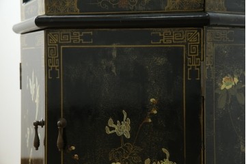 アジアンビンテージ　シノワズリ様式　照明付き　細部までこだわりの装飾が施された六角形のキュリオケース　(R-079552)