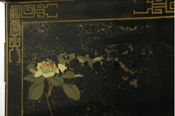 アジアンビンテージ　シノワズリ様式　照明付き　細部までこだわりの装飾が施された六角形のキュリオケース　(R-079552)