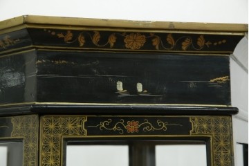 アジアンビンテージ　シノワズリ様式　照明付き　細部までこだわりの装飾が施された六角形のキュリオケース　(R-079552)