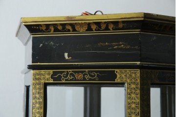 アジアンビンテージ　シノワズリ様式　照明付き　細部までこだわりの装飾が施された六角形のキュリオケース　(R-079552)