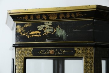 アジアンビンテージ　シノワズリ様式　照明付き　細部までこだわりの装飾が施された六角形のキュリオケース　(R-079552)