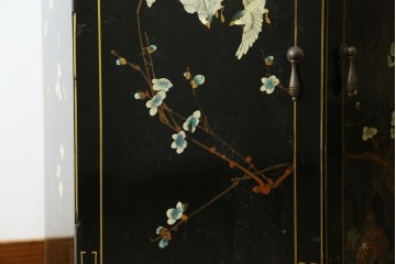 アジアンビンテージ　シノワズリ様式　照明付き　細部までこだわりの装飾が施された六角形のキュリオケース　(R-079552)