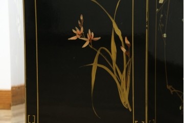 アジアンビンテージ　シノワズリ様式　照明付き　細部までこだわりの装飾が施された六角形のキュリオケース　(R-079552)