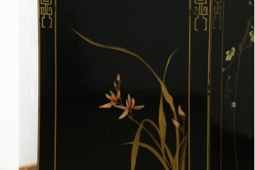 アジアンビンテージ　シノワズリ様式　照明付き　細部までこだわりの装飾が施された六角形のキュリオケース　(R-079552)