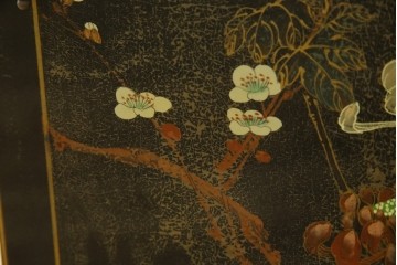 アジアンビンテージ　シノワズリ様式　照明付き　細部までこだわりの装飾が施された六角形のキュリオケース　(R-079552)