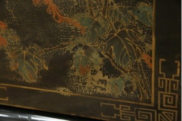 アジアンビンテージ　シノワズリ様式　照明付き　細部までこだわりの装飾が施された六角形のキュリオケース　(R-079552)