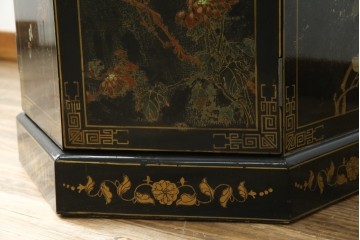 アジアンビンテージ　シノワズリ様式　照明付き　細部までこだわりの装飾が施された六角形のキュリオケース　(R-079552)