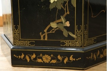 アジアンビンテージ　シノワズリ様式　照明付き　細部までこだわりの装飾が施された六角形のキュリオケース　(R-079552)