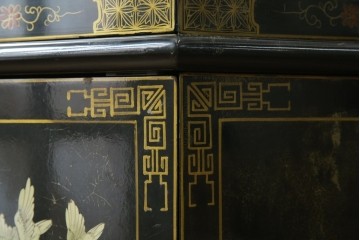 アジアンビンテージ　シノワズリ様式　照明付き　細部までこだわりの装飾が施された六角形のキュリオケース　(R-079552)