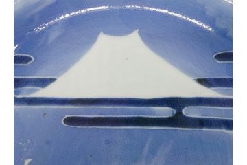 江戸期　古伊万里　染付　富士山・山水図　約30cm　9.7寸　丁寧な絵付けが優美な大皿(干し網、ツバメ、海、波、風景、和皿、和食器、九寸七分)(R-079557)