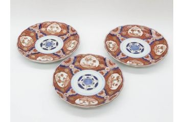 太明成化年製　赤絵　色絵　染錦　約23cm　7.4寸　緻密な意匠に惹かれる中皿3枚セット(金彩、菊、花、和皿、和食器、七寸四分)(R-079559)