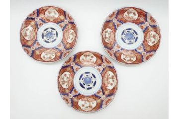 太明成化年製　赤絵　色絵　染錦　約23cm　7.4寸　緻密な意匠に惹かれる中皿3枚セット(金彩、菊、花、和皿、和食器、七寸四分)(R-079559)