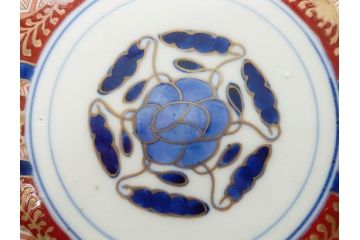 太明成化年製　赤絵　色絵　染錦　約23cm　7.4寸　緻密な意匠に惹かれる中皿3枚セット(金彩、菊、花、和皿、和食器、七寸四分)(R-079559)