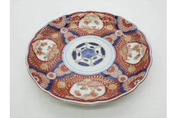 太明成化年製　赤絵　色絵　染錦　約23cm　7.4寸　緻密な意匠に惹かれる中皿3枚セット(金彩、菊、花、和皿、和食器、七寸四分)(R-079559)