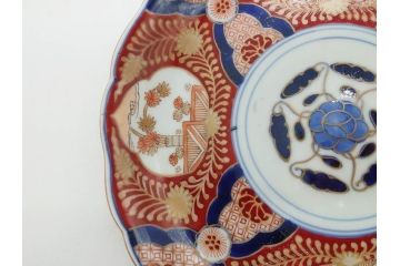 太明成化年製　赤絵　色絵　染錦　約23cm　7.4寸　緻密な意匠に惹かれる中皿3枚セット(金彩、菊、花、和皿、和食器、七寸四分)(R-079559)