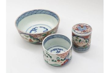 江戸期　古伊万里　染付　5.1寸・2.9寸　匠の美技が光る鉢2点&蓋付き湯呑みセット(山水図、楼閣図、風景、松竹梅、吉祥文様、煎茶、湯のみ、金彩、深皿、中皿、和食器、和皿、五寸一分、二寸九分)(R-079568)