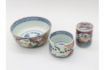 江戸期　古伊万里　染付　5.1寸・2.9寸　匠の美技が光る鉢2点&蓋付き湯呑みセット(山水図、楼閣図、風景、松竹梅、吉祥文様、煎茶、湯のみ、金彩、深皿、中皿、和食器、和皿、五寸一分、二寸九分)(R-079568)