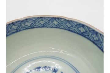 江戸期　古伊万里　染付　5.1寸・2.9寸　匠の美技が光る鉢2点&蓋付き湯呑みセット(山水図、楼閣図、風景、松竹梅、吉祥文様、煎茶、湯のみ、金彩、深皿、中皿、和食器、和皿、五寸一分、二寸九分)(R-079568)