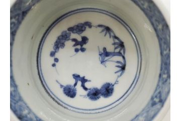 江戸期　古伊万里　染付　5.1寸・2.9寸　匠の美技が光る鉢2点&蓋付き湯呑みセット(山水図、楼閣図、風景、松竹梅、吉祥文様、煎茶、湯のみ、金彩、深皿、中皿、和食器、和皿、五寸一分、二寸九分)(R-079568)