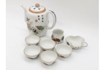 明治期　伊万里　肥蝶山　栞岳造　独創的な亀のデザインが目を引く茶器セット(金彩、天清鶴能高、急須、湯冷まし、湯飲み5客、塩笥茶碗、かめ、カメ、磁器、茶道具)(R-079569)
