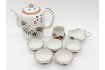 明治期　伊万里　肥蝶山　栞岳造　独創的な亀のデザインが目を引く茶器セット(金彩、天清鶴能高、急須、湯冷まし、湯飲み5客、塩笥茶碗、かめ、カメ、磁器、茶道具)(R-079569)