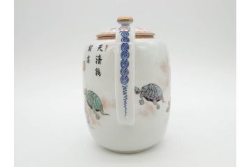 明治期　伊万里　肥蝶山　栞岳造　独創的な亀のデザインが目を引く茶器セット(金彩、天清鶴能高、急須、湯冷まし、湯飲み5客、塩笥茶碗、かめ、カメ、磁器、茶道具)(R-079569)