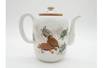 明治期　伊万里　肥蝶山　栞岳造　独創的な亀のデザインが目を引く茶器セット(金彩、天清鶴能高、急須、湯冷まし、湯飲み5客、塩笥茶碗、かめ、カメ、磁器、茶道具)(R-079569)