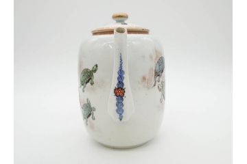 明治期　伊万里　肥蝶山　栞岳造　独創的な亀のデザインが目を引く茶器セット(金彩、天清鶴能高、急須、湯冷まし、湯飲み5客、塩笥茶碗、かめ、カメ、磁器、茶道具)(R-079569)